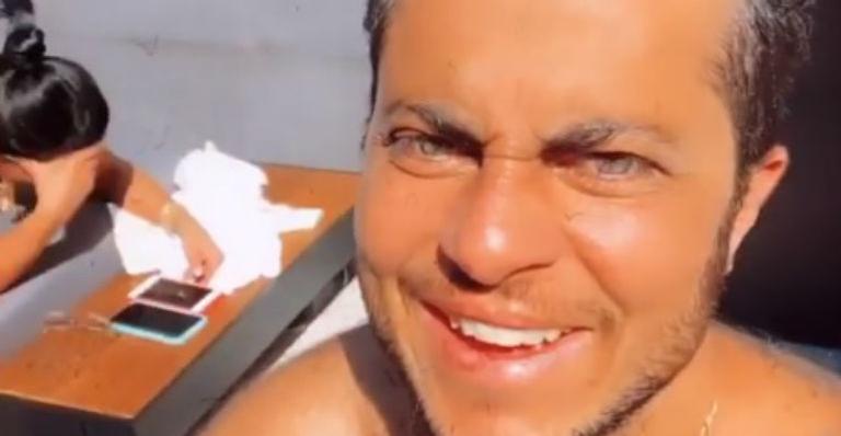 Thammy Miranda flagra Gretchen tomando sol de calça jeans e cena vira piada