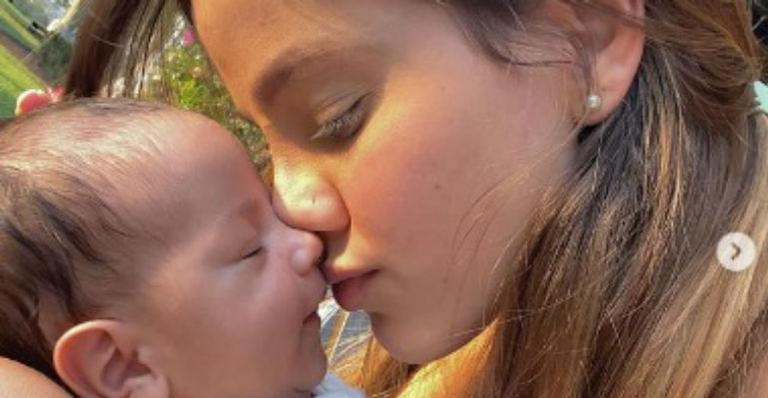 Biah Rodrigues arranca suspiros da web ao surgir com rosto coladinho em Theo: “Que amor”