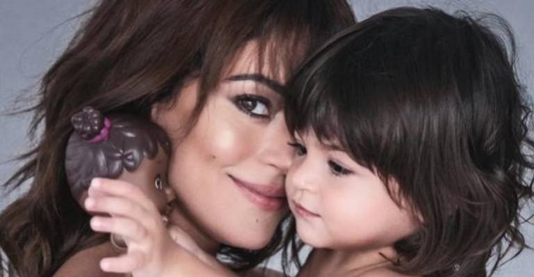 Filha de Carol Castro rouba a cena ao surgir fazendo caras e bocas ao lado da mãe