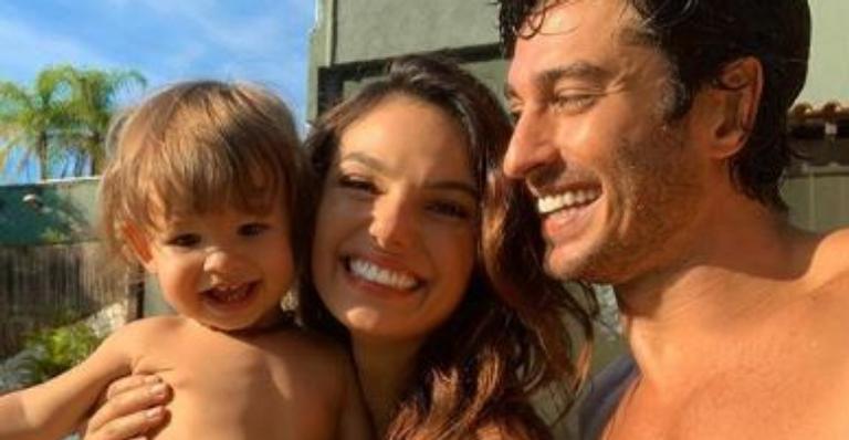Isis Valverde se derrete toda ao mostrar marido e filho com mesmo look em momento especial