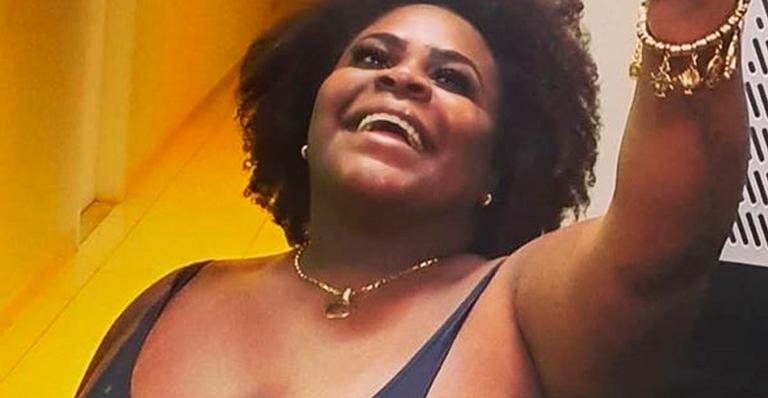Com decote arriscado, Jojo Todynho quase mostra tudo sem sutiã e manda indireta: “Falta de respeito”