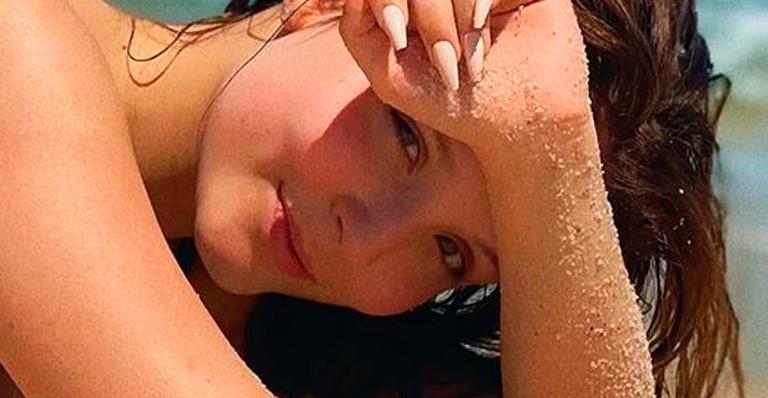 Larissa Manoela exibe corpão à milanesa em clique de biquíni e fãs reagem: “Uma princesa”