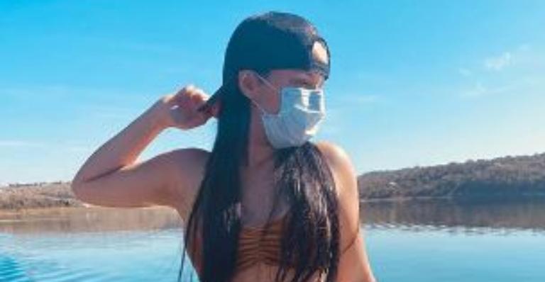 Maraisa renova brona em passeio de barco e barriguinha chapada rouba a cena: ”Perfeita!”
