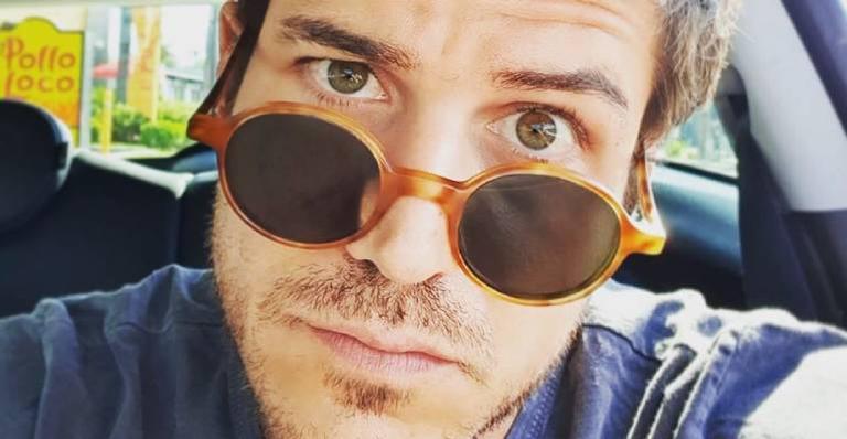 Em momento raro, Marcos Pigossi surge usando apenas roupão em clique na web