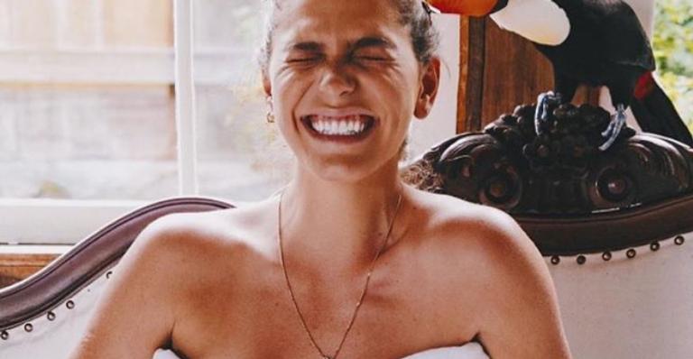 Mariana Goldfarb surge só de toalha em clique divertido e ostenta beleza rara: ”Mulherão!”