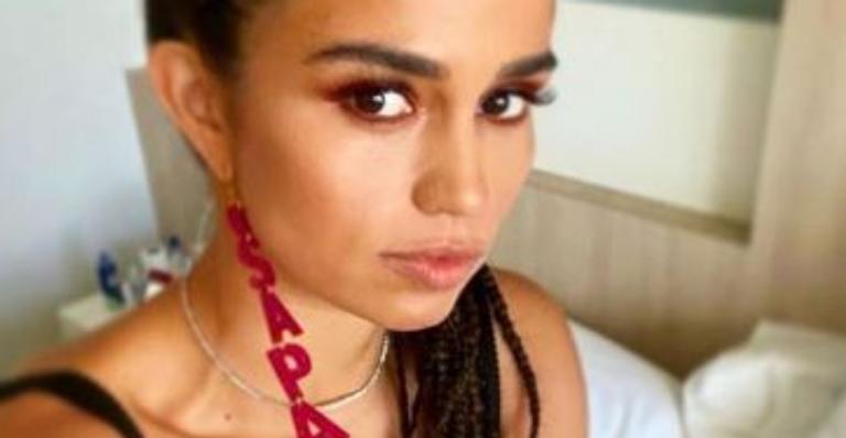 Uau! Nanda Costa faz carão em clique com lingerie de oncinha e barriguinha chapada impressiona