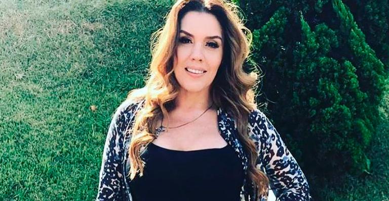 Aos 44 anos, Simony ostenta pernões de shortinho e fãs exaltam: “Esse corpo!”