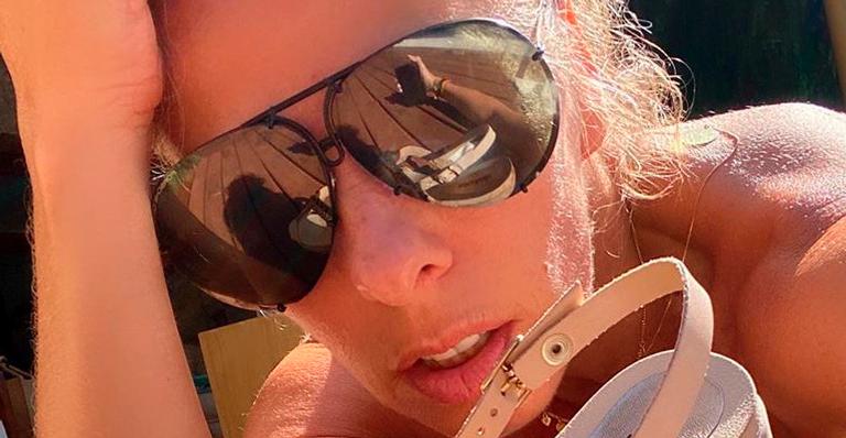 Aos 47 anos, Adriane Galisteu ostenta barriga negativa com microbiquíni e agrada: “Pensa em uma gata”