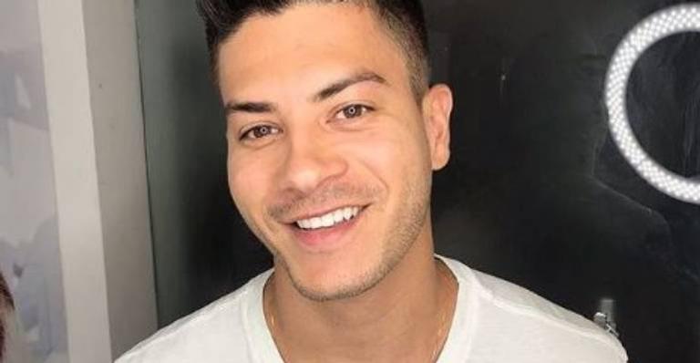 Arthur Aguiar agrade apoio de fãs após separação: ”Não é dizer que o que eu fiz é certo”