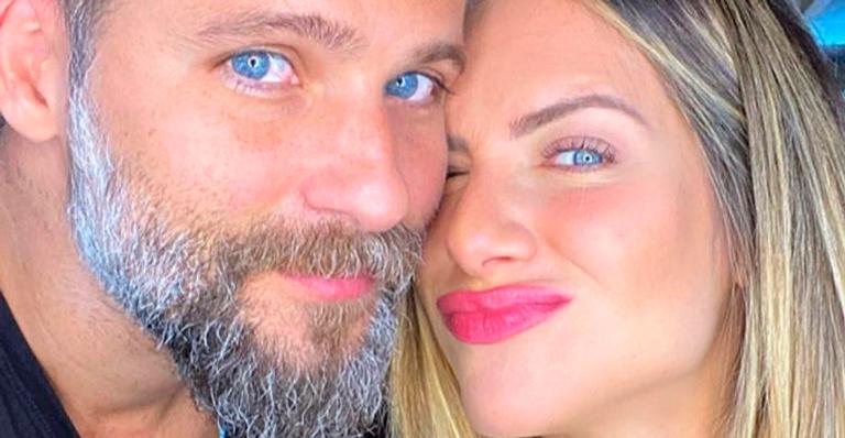Bruno Gagliasso e Giovanna Ewbank deixam a maternidade com Zyan