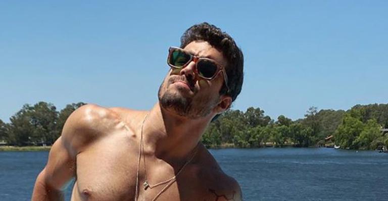 Pegou fogo! Caio Castro abaixa a calça além do limite, quase mostra demais e Grazi Massafera reage