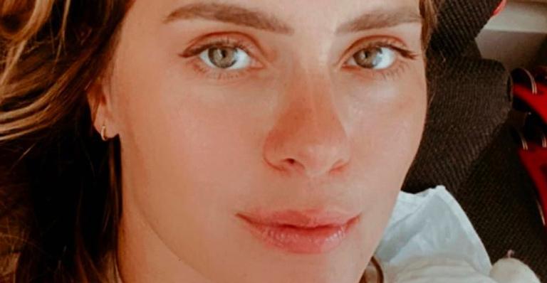 Aos 41 anos, Carolina Dieckmann deixa saída de banho aberta e exibe pernões: “Mais linda desse mundão”