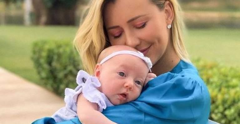 Com apenas um mês de vida, filha de Roberto Justus faz passeio em jatinho particular