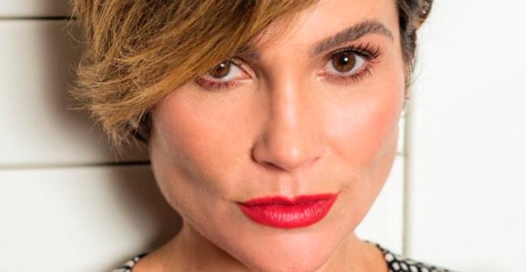 Flávia Alessandra surge destruidora com decote profundo e batom vermelho: “Mais linda do Brasil”