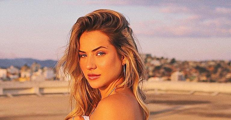Gabi Martins posa de toalha ao ar livre e exibe corpo espetacular em foto ousada: “A menininha virou mulherão”