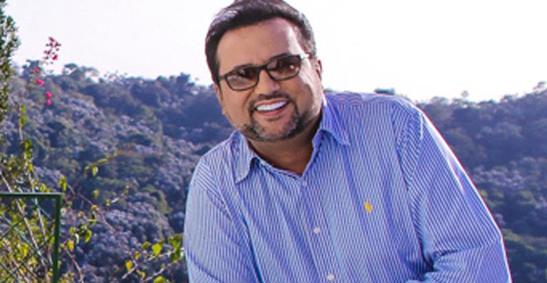 Geraldo Luís abre as portas da mansão e inaugura banheira luxuosa com o filho