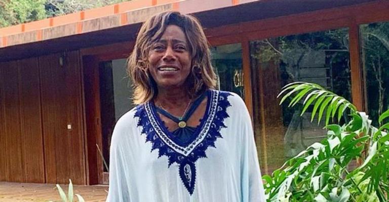 Glória Maria revela estar totalmente curada de câncer e fala sobre ‘sextar’: ”Comemorar por estar viva”
