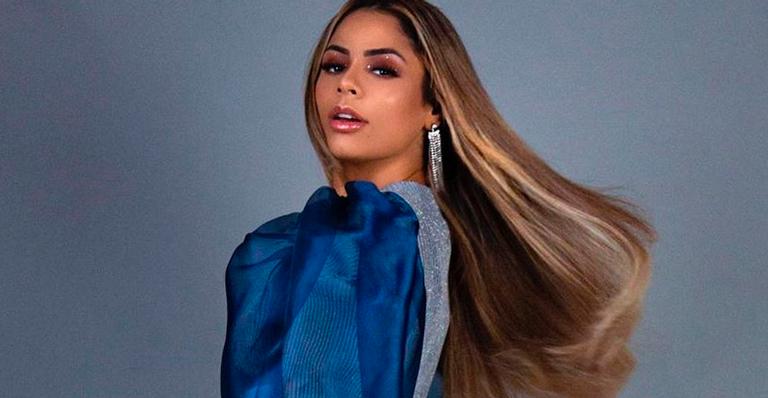 Lexa aposta em vestido curtíssimo e bumbum escapa por baixo: “Guimê sortudo”