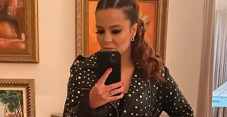 Maiara mostra visual para live e ostenta pernões em vestido curtinho: “Definição de perfeição”