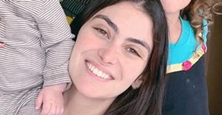 Mariana Uhlmann explode fofurômetro ao surgir agarradinha com os filhos: “Muito amor”