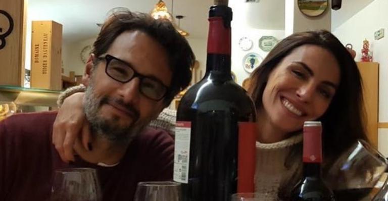 Que casal! Mel Fronckowiak mostra noite a dois com Rodrigo Santoro e raro clique juntos