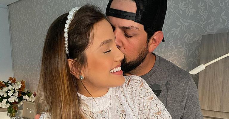 Amor! Sorocaba e Biah Rodrigues posam com o filho e reproduzem pose de foto antiga: “Especial”