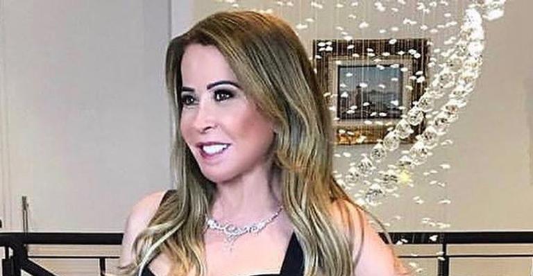 Zilu Camargo posa com vestido luxuoso e cinturinha marcada rende elogios: “Mulher exuberante”