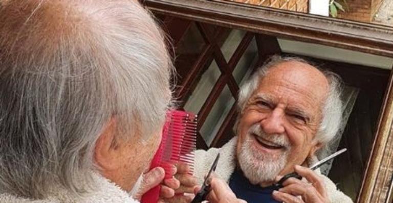 Ary Fontoura se arrisca ao cortar próprio cabelo e brinca com resultado: ”Rei careca”
