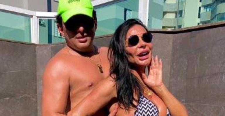Gretchen ostenta corpo impecável aos 61 anos em raro clique de biquíni: ”Que curvas!”