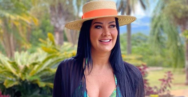 Helen Ganzarolli renova bronzeado de biquíni em casa e coleciona elogios: ”Que mulher!”