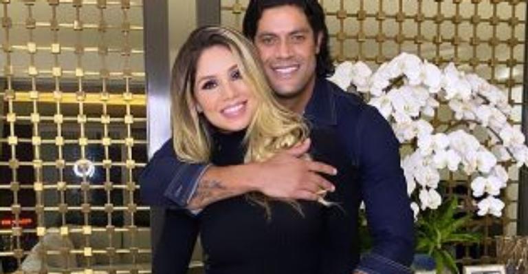 Bebê a caminho? Hulk Paraíba posa coladinho na namorada e mão na barriga levanta suspeitas