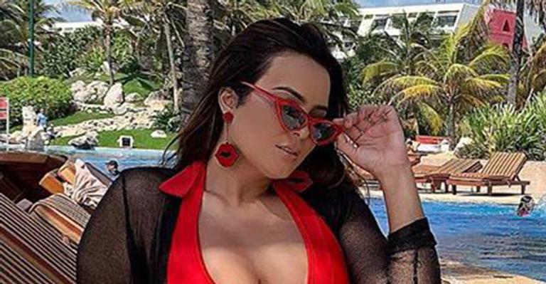 Sensual! Geisy Arruda relembra clique na piscina e decote generoso rouba a atenção da web