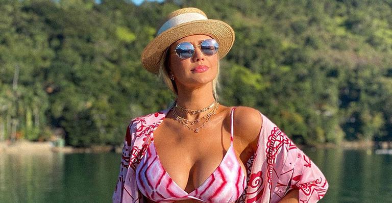 Ana Paula Siebert posa de biquíni pela primeira vez após gravidez e web elogia: “Musa”