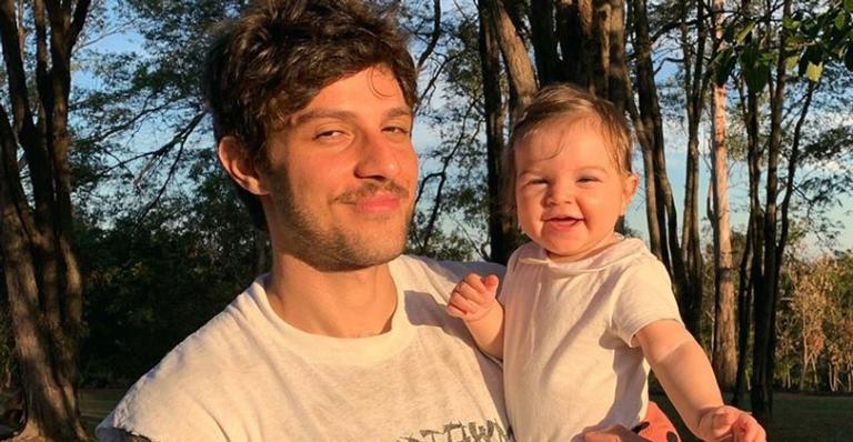 Chay Suede e Laura Neiva derretem web com fofura da filha e revelam apelido carinhoso