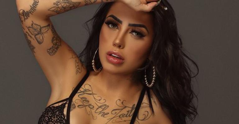 Editada? MC Mirella posta foto provocadora e fãs notam detalhe inusitado