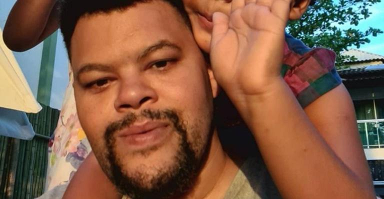 Fofura! Babu Santana posa com filha caçula nos ombros e encanta web: “Mini Babu”