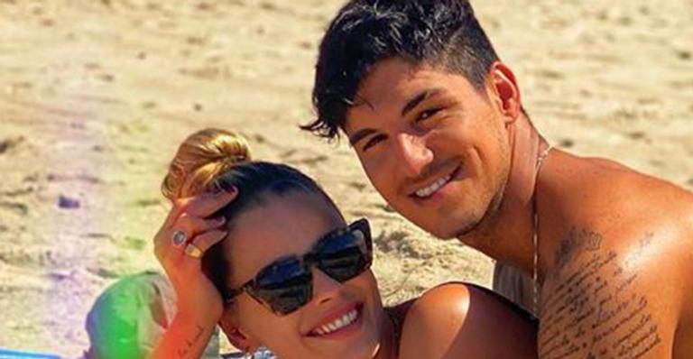 Gabriel Medina deita sobre Yasmin Brunet em momento quente na praia: “Eu te amo”