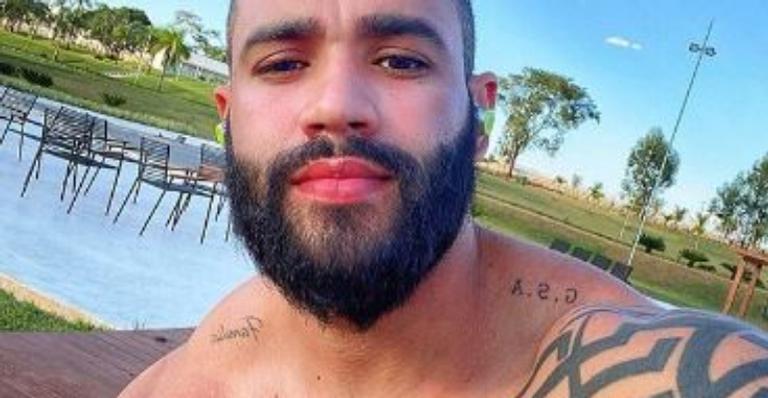 Gusttavo Lima dispensa camisa e coleciona elogios com físico musculoso: ”Tá fortão!”
