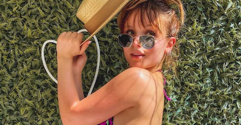 Larissa Manoela empina o bumbum e exibe curvas poderosas em biquíni mínimo: ”Que gata!”