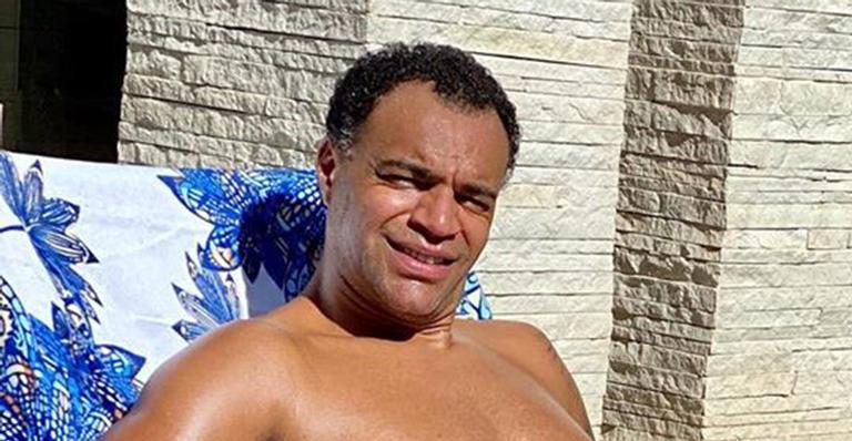 Luciele di Camargo mostra Denílson de sunga na piscina de sua mansão e não se contém: “Bonito e sensual”