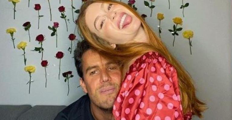 Marina Ruy Barbosa surge em clima de romance com o maridão na piscina e exibe boa forma