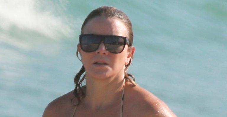 Uau! Aos 52 anos, Christine Fernandes exibe corpo sarado durante banho de mar