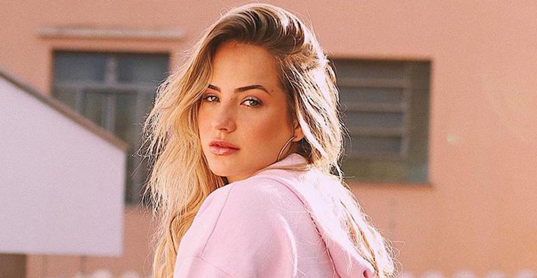 Ex-BBB Gabi Martins eleva a temperatura ao empinar bumbum só de calcinha: “Quebrou a internet”