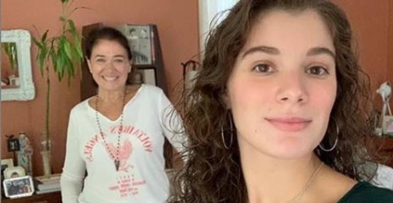 Ao som de Anitta, Lilia Cabral dança muito ao lado da filha, Giulia Bertolli