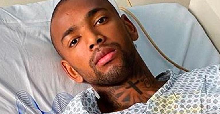 Nego do Borel mostra ferimentos após acidente grave de moto: “Todo quebrado”