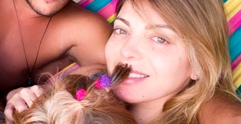 Sheila Mello posa agarradinha ao namorado gato e seguidora solta: “Fisgou um peixão!”