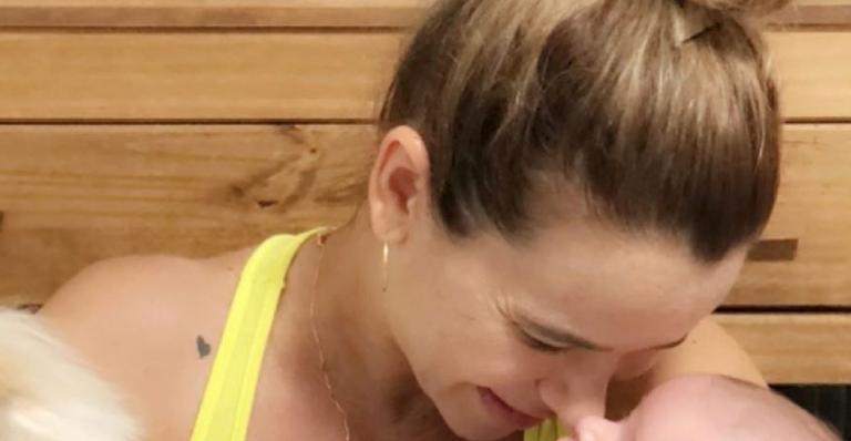 Dany Bananinha emociona web ao mostrar sorriso contagiante da filha: ”Tal mãe, tal filha”