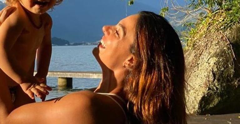 Isis Valverde encanta web com momento ao lado do filho e fãs se divertem: ”Cabeludinho fofo!”