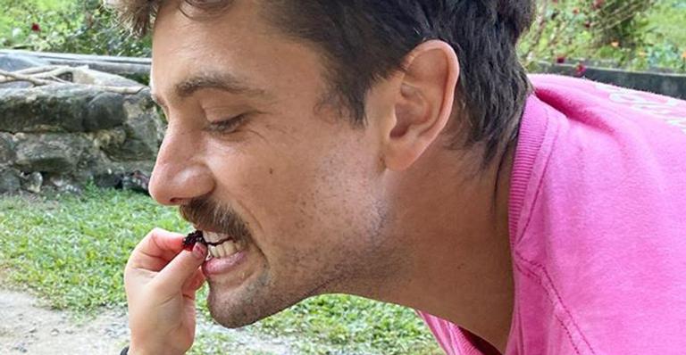 Rafael Cardoso encanta a web ao compartilhar momento fofíssimo com a filha: “Muito fofo”