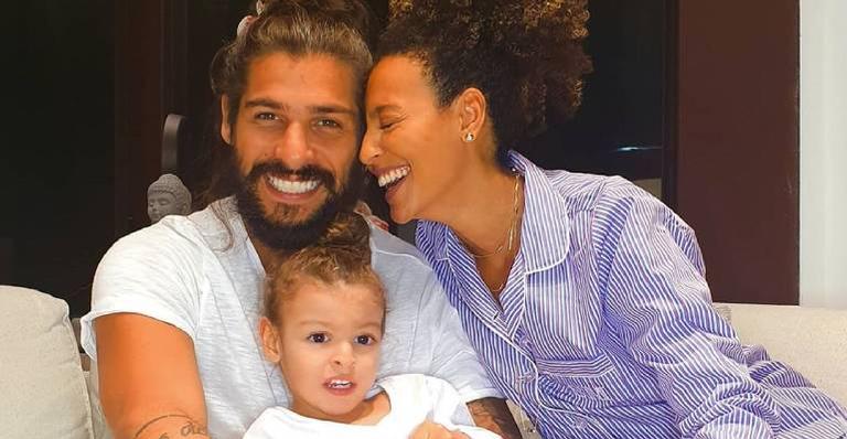 Sheron Menezzes relembra início do relacionamento com o marido, Saulo Bernard